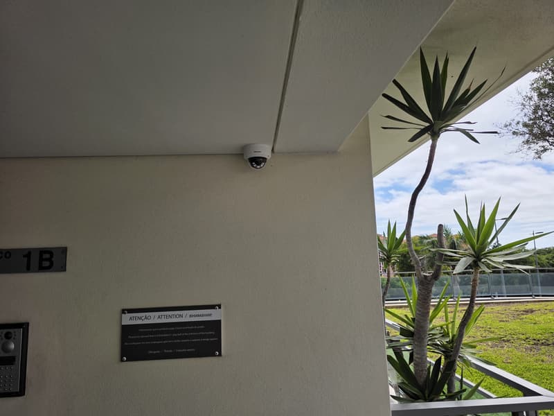 Câmara de videovigilância exterior instalada pela Serviel Madeira num condomínio