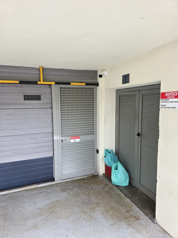 Câmara de videovigilância na garagem de um condomínio, instalada pela Serviel Madeira