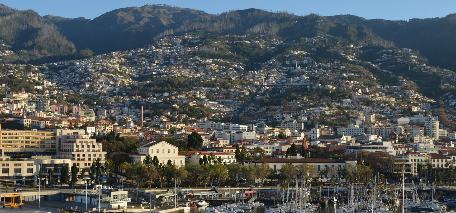 O Funchal visto do mar, na ilha da Madeira