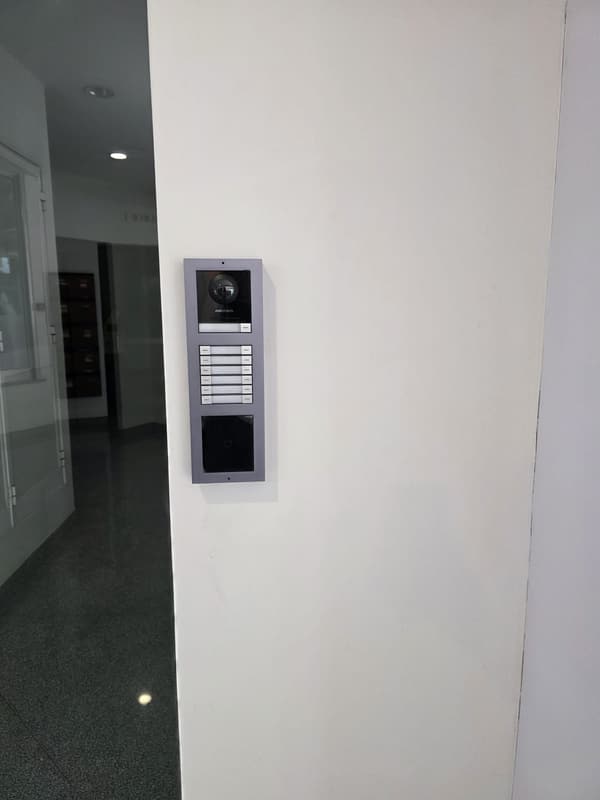 Videoporteiro instalado pela Serviel Madeira na entrada de um prédio